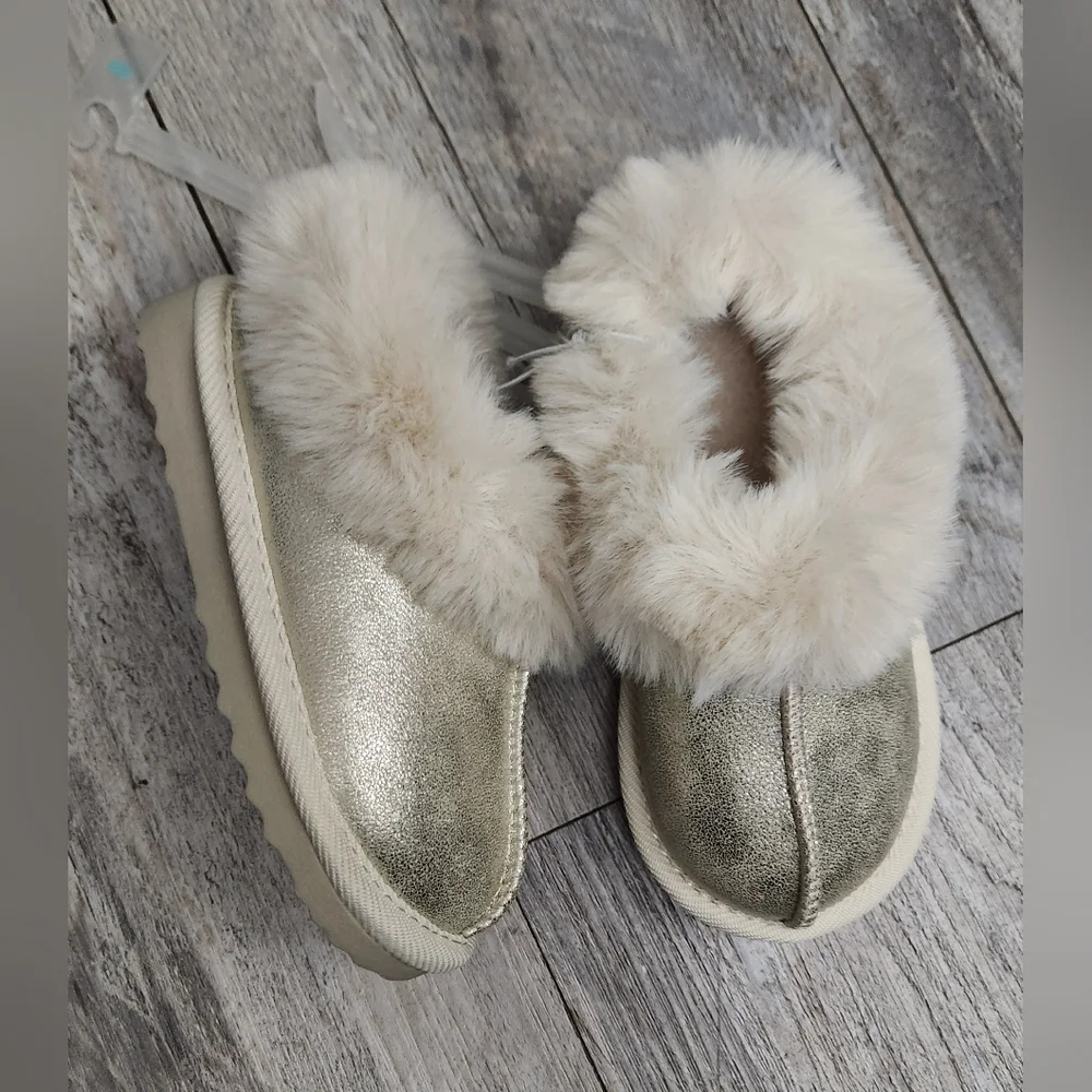 Cat & Jack Toddler Girls Metallic Gold Moccasins with Cream Fur